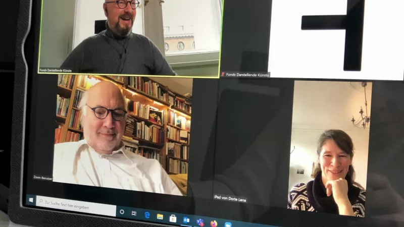 Laptop auf dem ein Videocall läuft. Auf den vier Kacheln sind Holger Bergmann, Prof. Dr. Wolfgang Schneider, Dorte Lena Eilers und das Logo des Fonds zu sehen.