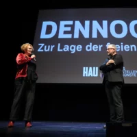 Holger Bergmann im Gespräch mit der Filmregisseurin Janina Möbius auf der Bühne des HAU1