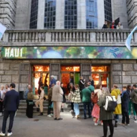 Guests gather in small groups in front of the entrance to HAU 1 at the beginning of the evening.