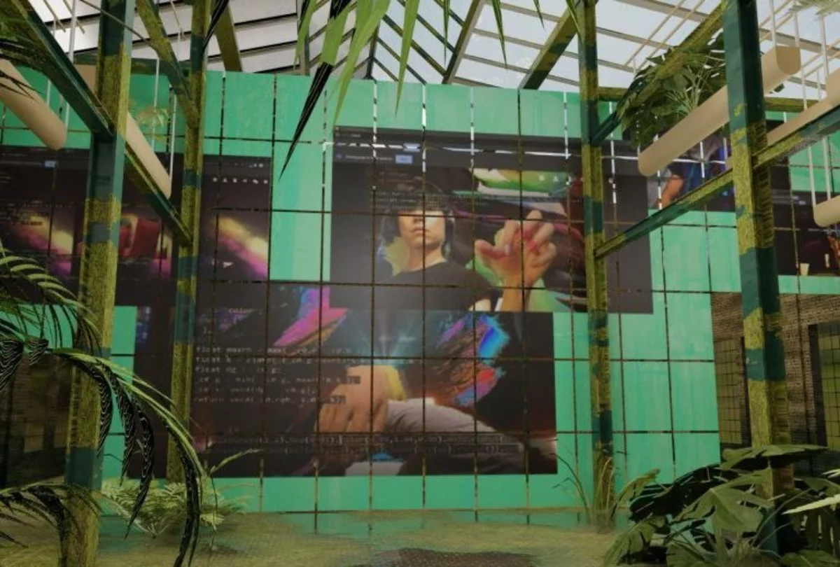 Innenraum einer Lagerhalle mit grün gestrichenen Pfeilern und Palmen. Bis unter das Dach ist ein Mosaik aus grünen Kacheln und Screenshots aufgebaut.