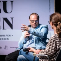 Podiumsdiskussion. Helge Lindh im Gespräch mit Kathrin Tiedemann.